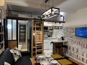 巴黎Loft Jaures的阁楼公寓 - 带黑色沙发和厨房