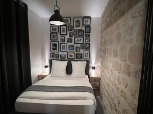 巴黎Loft Jaures的一间卧室配有床和一张带照片的墙壁