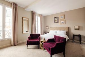 巴黎弗罗绍歌剧院酒店的酒店客房,配有一张床和两把椅子