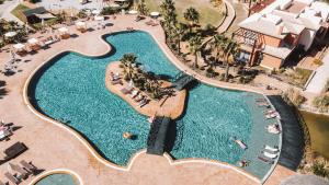 卡武埃鲁蒙特桑托度假酒店的享有度假村游泳池的顶部景致