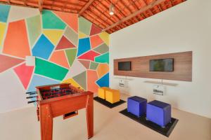 雅帕拉廷加胡玛提塔旅馆的一间设有桌子和多彩墙壁的房间