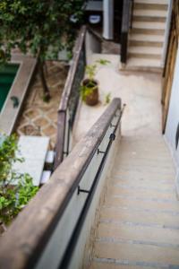 马拉喀什里亚德乐瑞哈尼酒店的楼梯通往带长凳的建筑