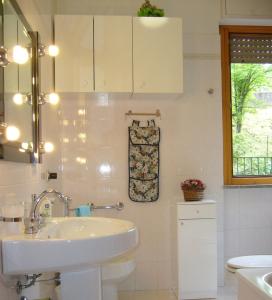 佩鲁贾休闲时光酒店的白色的浴室设有水槽和卫生间。