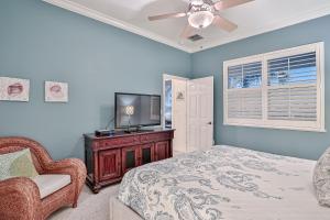棕榈海岸Beach Retreat的一间卧室配有一张床和一台平面电视
