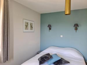 萨尔拉拉卡内达La Maison Thimadaise的一间卧室配有一张带两个枕头的床