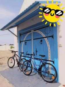 乌姆苏克Nouveau Bungalow Djerba的两辆自行车停在一座有太阳标志的建筑前