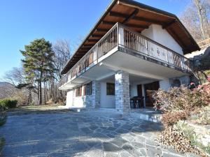 特拉雷戈Detached house in the village Trarego with a nice view of the lake的房屋的顶部设有阳台