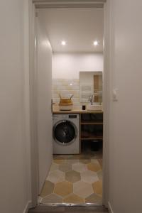 格雷乌莱班Studio tout confort - Climatisation, parking, wifi的客房内的厨房配有洗衣机