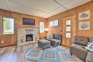 Cozy Petoskey Area Retreat on Burt Lake Access!的带沙发和壁炉的客厅