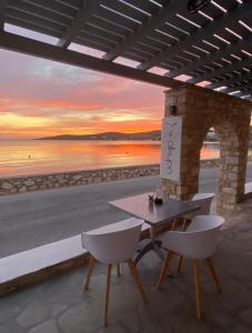 帕罗奇亚阿尔基奥酒店的露台上的桌椅享有日落美景