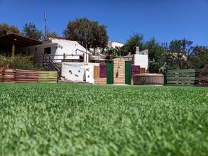 圣巴托洛梅Casa Rural La Hoyita de Tunte的草地和栅栏的院子和房子