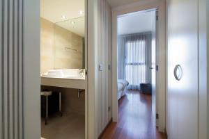 巴塞罗那梅尔卡特巴塞罗那市内公寓的一间带水槽和镜子的浴室