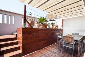 巴塞罗那梅尔卡特巴塞罗那市内公寓的露台设有桌椅