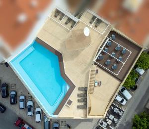 蒙蒂戈杜福斯阿特兰蒂达公寓酒店的游泳池和停车场的顶部景色