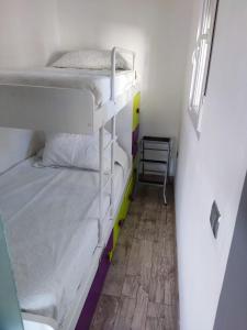 拉斯内格拉斯Casita del Molino的小型客房 - 带2张双层床和走廊