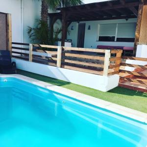拉斯内格拉斯Casita del Molino的一个带木栅栏和房屋的游泳池