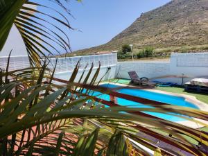 拉斯内格拉斯Casita del Molino的享有游泳池的景色,背景为山脉