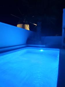 拉斯内格拉斯apartamento el molino con piscina privada的夜间在游泳池里拿着遮阳伞的人