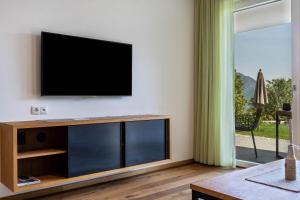 蒂鲁罗Pataunerhof Tilia Lodge的客厅设有壁挂式平面电视。