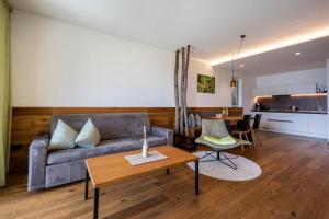 蒂鲁罗Pataunerhof Tilia Lodge的客厅配有沙发和桌子