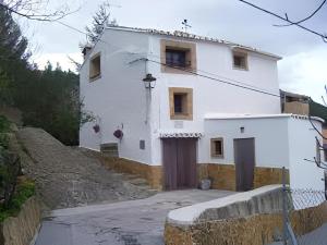 赫里卡Casa rural Teresa la Cuca的 ⁇ 旁的一座小山上的白色房子