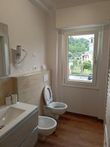 Cerano d'IntelviEderaRooms的一间带卫生间、水槽和窗户的浴室