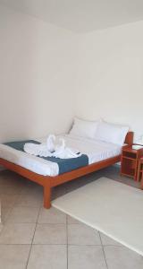 朱庇特Casa Carina的一张带白色床单和枕头的床