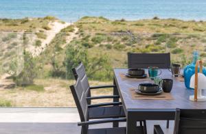 奥利瓦Oliva Suites的一张餐桌,享有海景