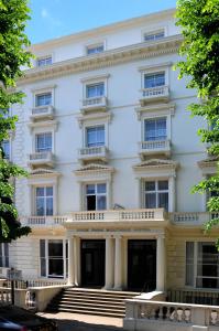 伦敦海德公园精品酒店的前面有楼梯的白色建筑