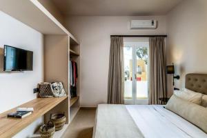 梅萨雷亚桉树酒店 的一间卧室设有一张床、一台电视和一个窗口。