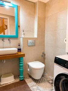 纳夫普利翁Μπαλκόνι的浴室配有卫生间、盥洗盆和洗衣机。