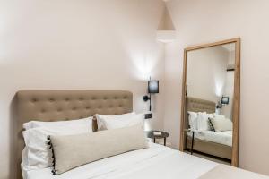 梅萨雷亚桉树酒店 的卧室配有白色的床和镜子