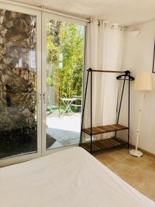 旺斯Chambre d’hôte vue mer的一间卧室设有一张床和一个滑动玻璃门