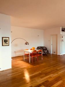 皮佐oPENhouse - loft - casa al mare的一间带桌子和四把椅子的用餐室