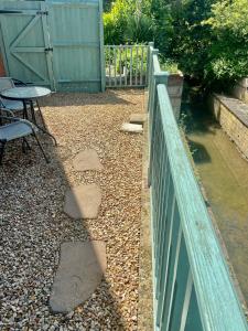 埃文河畔斯特拉特福Stratford Upon Avon Pearl的池塘旁带围栏的花园