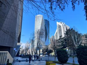 第比利斯Apartment in AXIS TOWERS, Tbilisi business center的一条城市街道,有高大的建筑背景