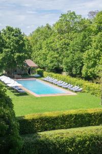 GuainvilleLe Domaine de Primard的享有带躺椅的游泳池的顶部景致