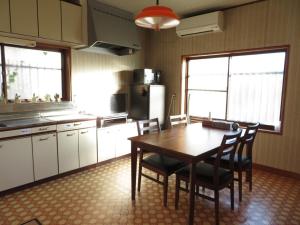 佐渡市Lu Blue Sado SAWANE - Vacation STAY 12885的厨房配有桌椅
