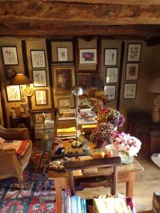 Meuzacla maison de Royer的客厅配有桌子和墙上的照片