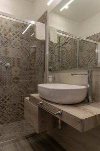 那不勒斯B&B Maremy... I 4 Elementi的浴室配有盥洗盆、镜子和浴缸