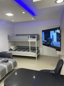 埃拉特Perfect House的客房设有两张床和一台平面电视。
