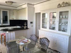 塞博尔加SUNSET with view in Seborga的厨房配有玻璃桌和椅子