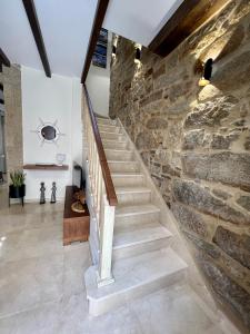 维拉加尔西亚·德·阿劳萨Preciosa casa marinera en Carril的石墙房子的楼梯