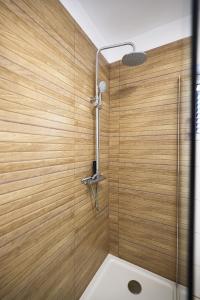 沃迪切Holiday house Antulov的带淋浴的浴室和木墙