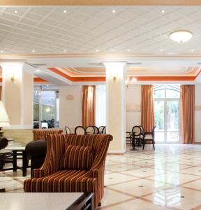 罗希姆诺艾琪尔顿宫酒店的大堂配有沙发和桌椅
