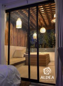 San Martín de las PirámidesLUJOSA SUITE+JACUZZI PRIVADO+ZONA ARQUEOLÓGICA的一间卧室设有窗户,配有沙发和吊灯