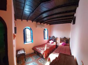 舍夫沙万达累佐曼住宿加早餐旅馆的一间卧室设有一张床和两个窗户。
