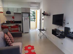 里约热内卢Charmoso Studio Leblon的客厅配有沙发和墙上的电视