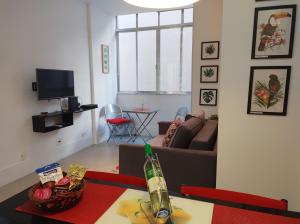 里约热内卢Charmoso Studio Leblon的客厅配有沙发和桌子