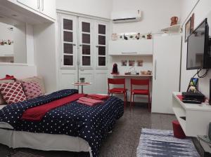里约热内卢Charmoso Studio Ipanema的一间带床的小卧室和一间厨房